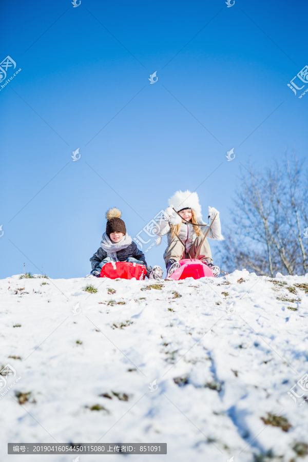 兄弟姐妹在山上滑雪