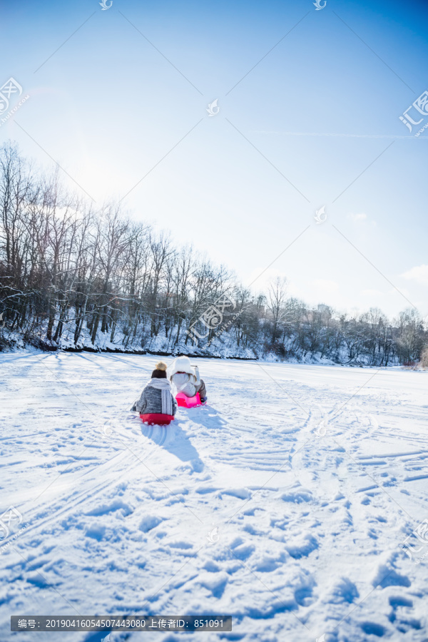 兄弟姐妹在山上滑雪