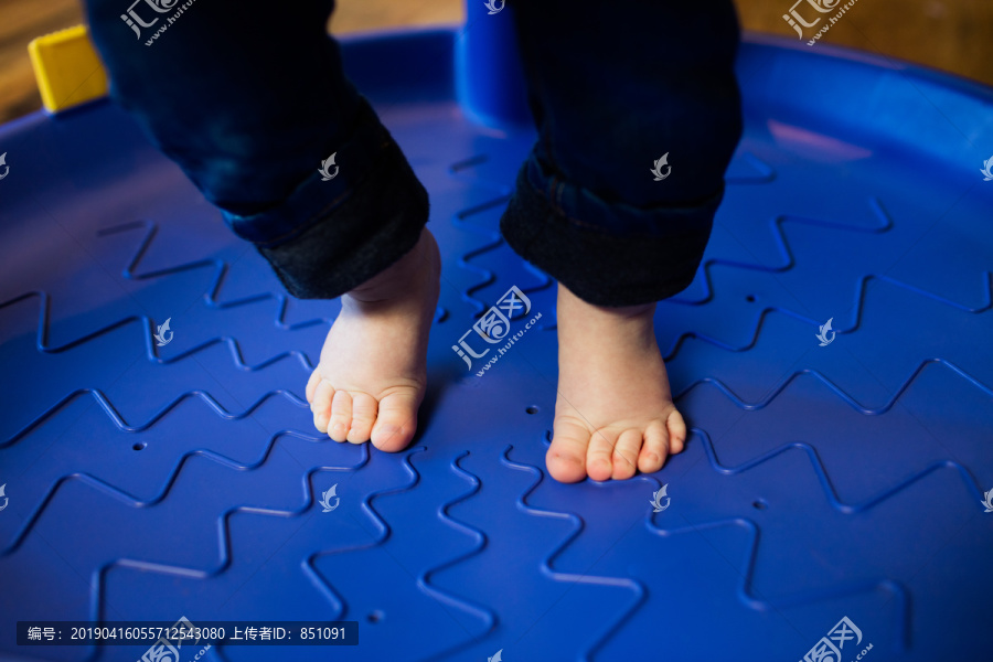 玩具装置中婴儿脚的特写镜头