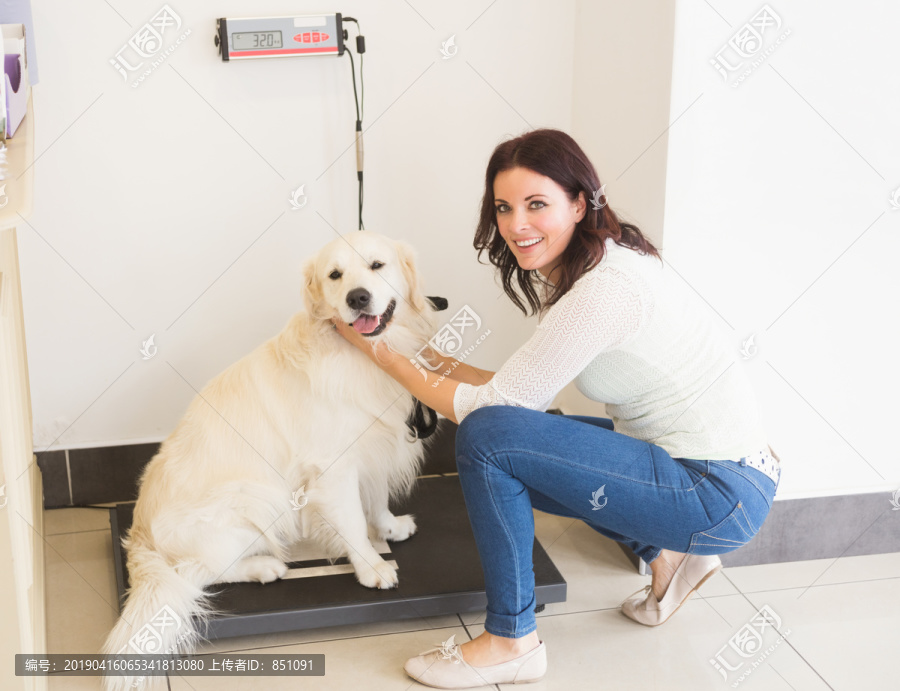 女人用兽医秤称她的狗
