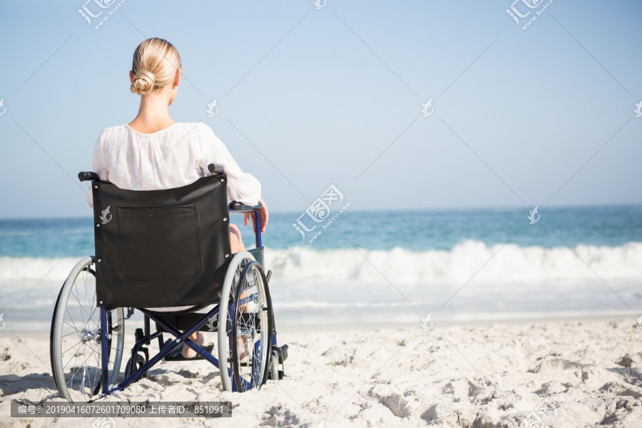 坐在轮椅上放松的女人