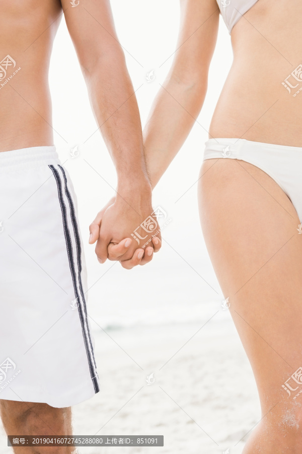 在海滩上摆姿势的幸福夫妻
