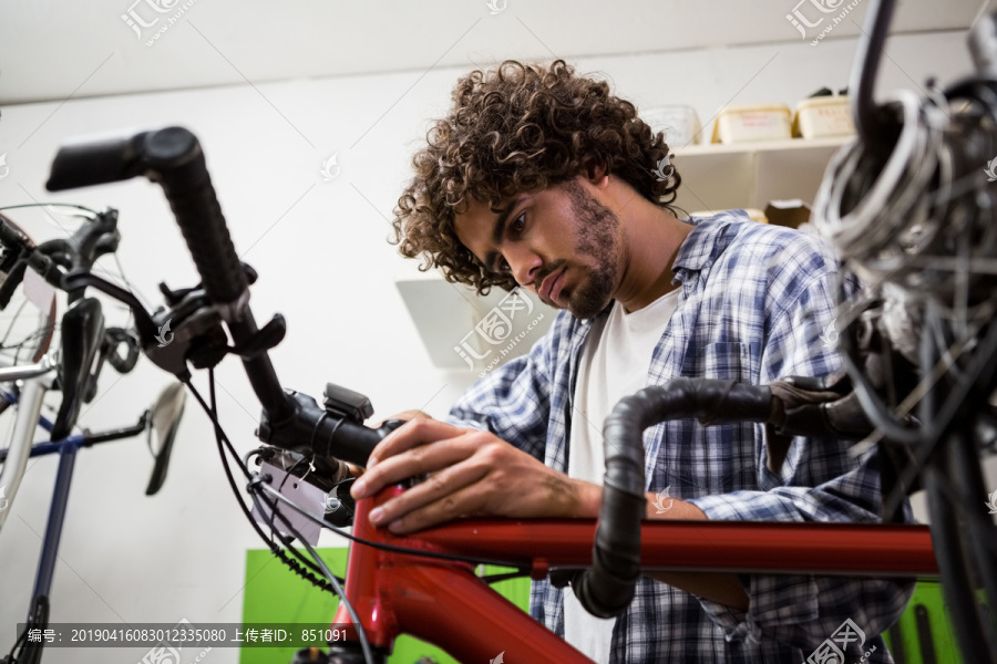 修理自行车的工人