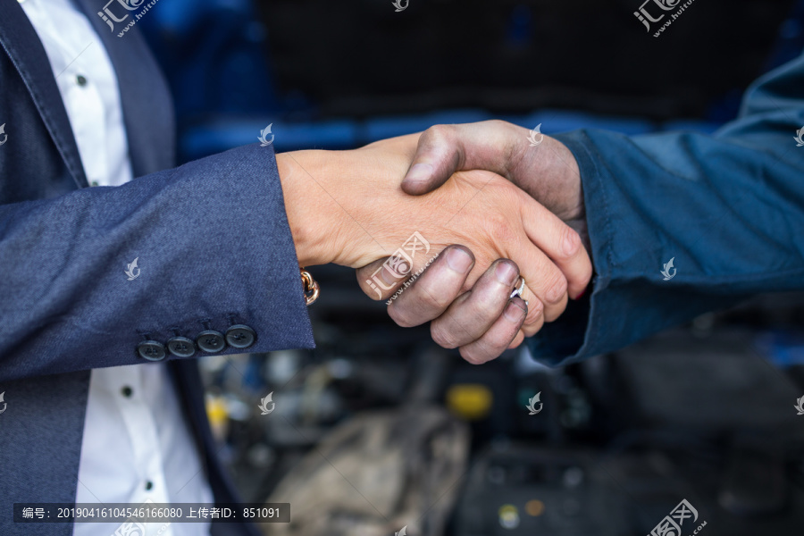 客户与机械师握手