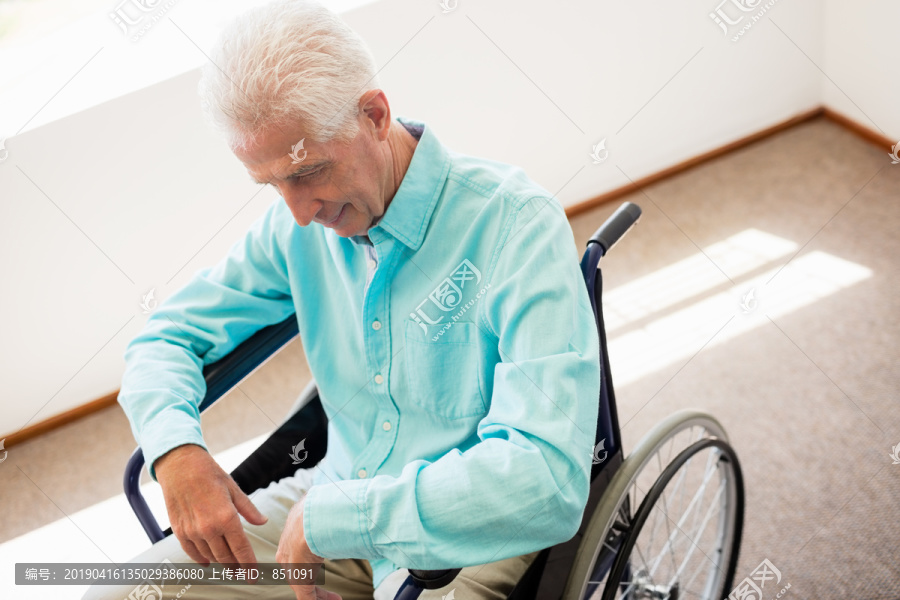 坐在轮椅上的老人