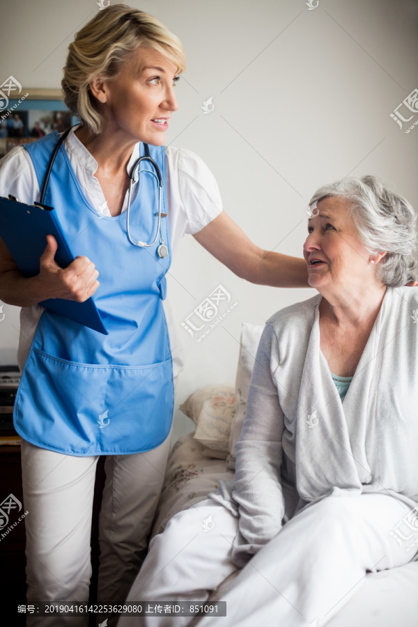 护士和一位老太太谈话
