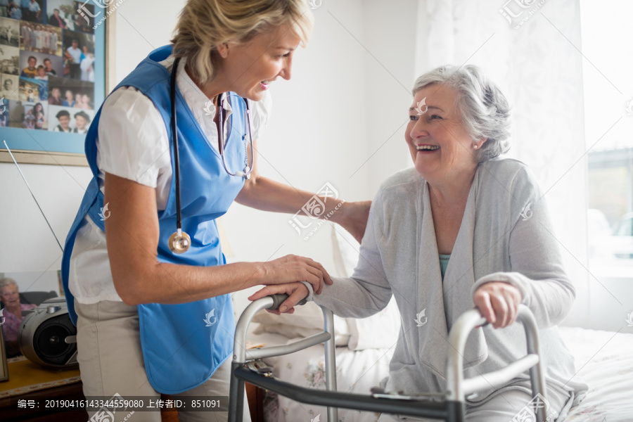 护士帮助老年妇女站起来