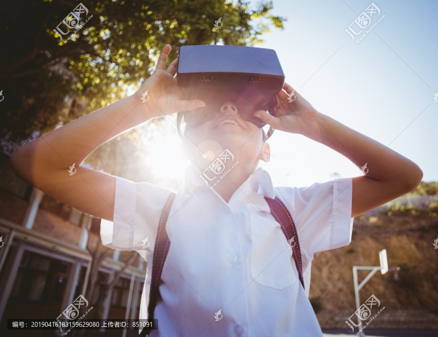 校园虚拟现实眼镜中的小学生