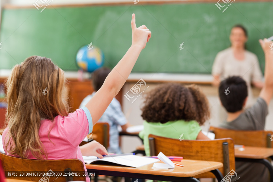 小女孩在课堂上举手的背影
