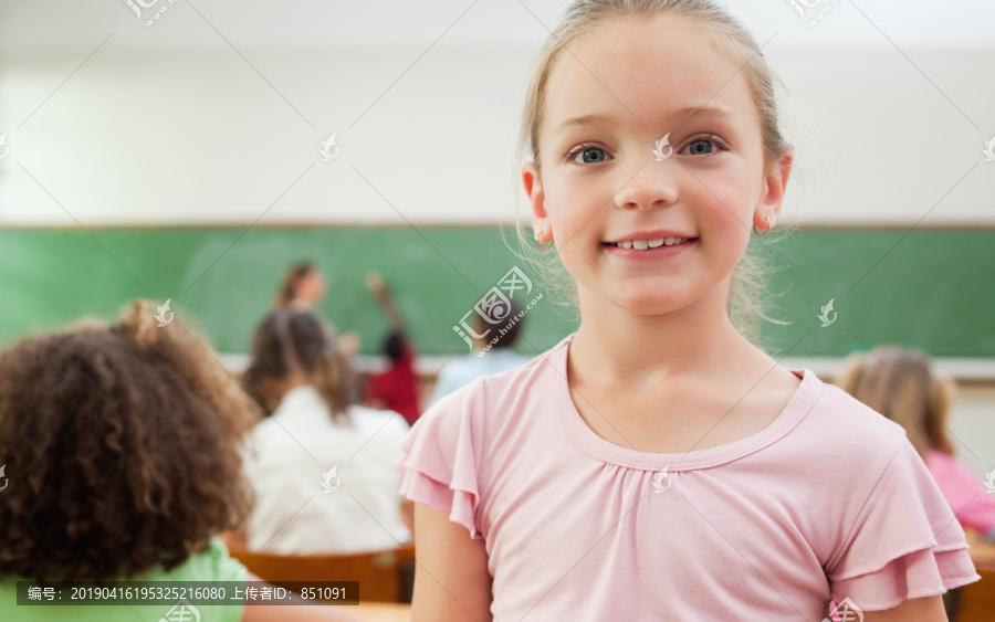 站在教室里微笑的小女生