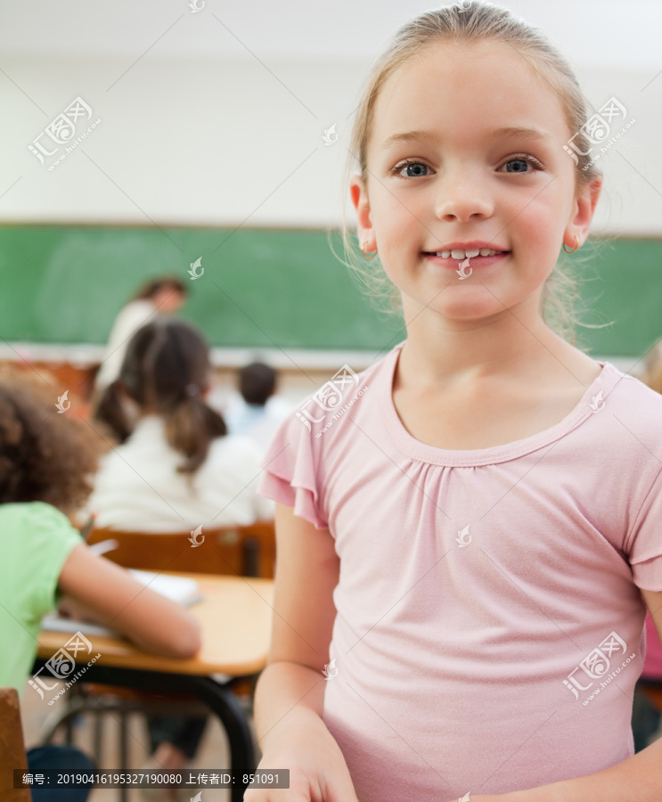 小女孩在教室里微笑