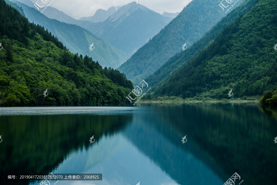 九寨沟山湖面倒影背景