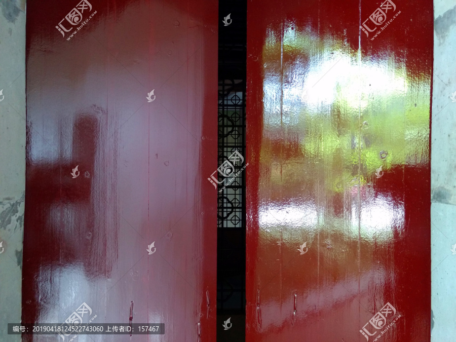红漆木门