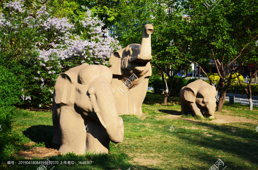 鞍山孟泰公园大象石雕像与树木
