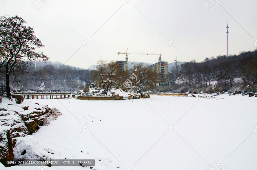 鞍山孟泰公园孤岛凉亭石桥雪景