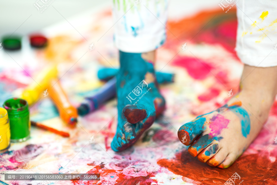 儿童美术班绘画脚丫颜料彩印艺术
