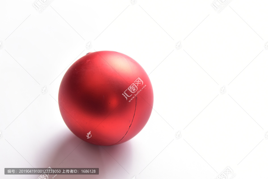 白背景上的红色圆球