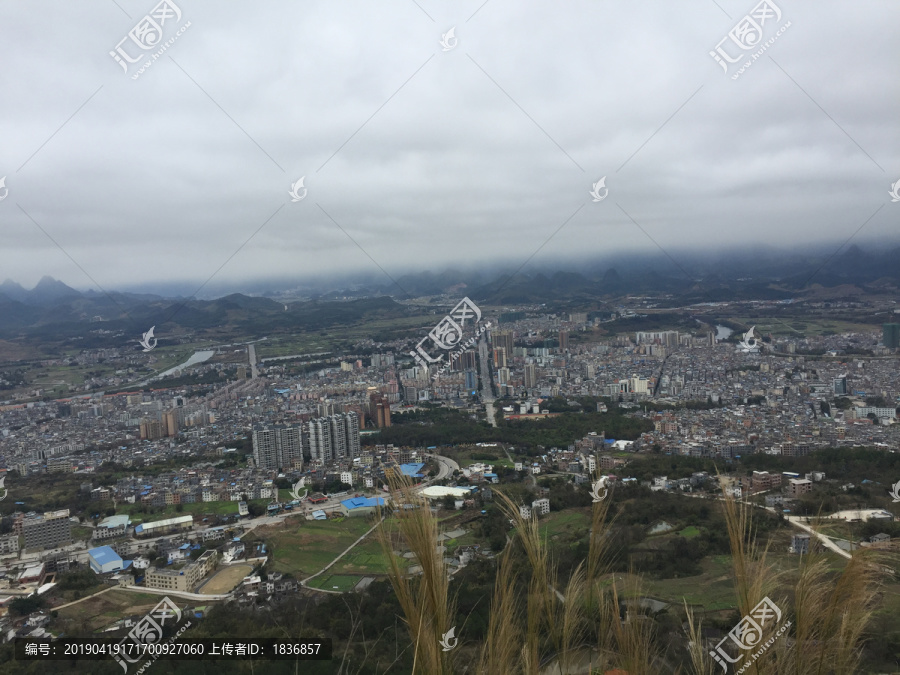 山顶下的城市