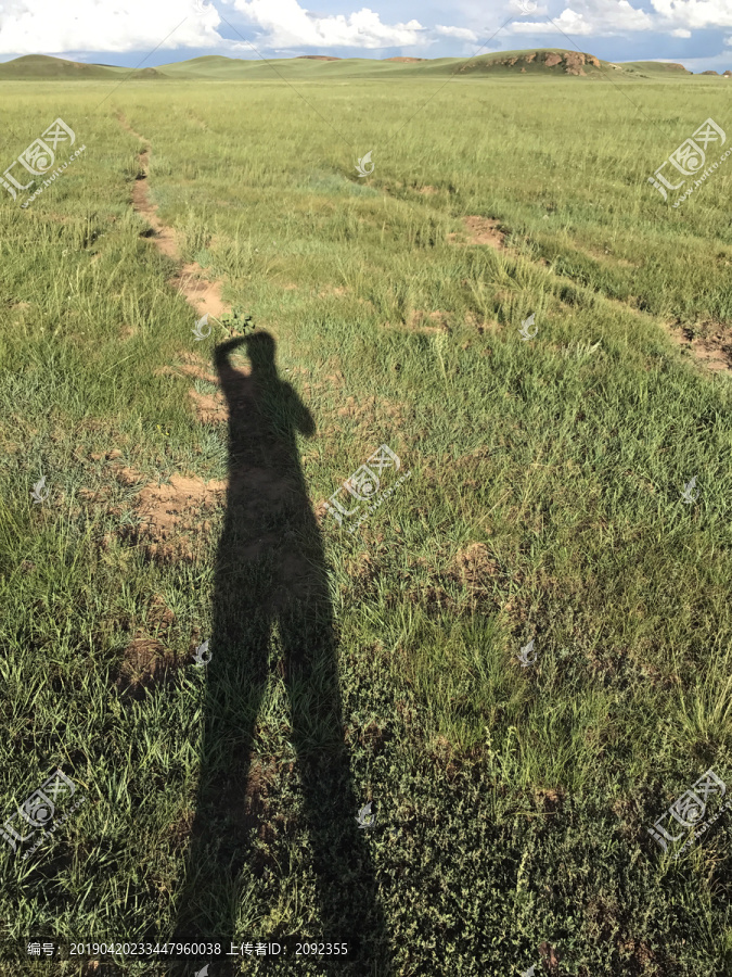 草原上人的影子