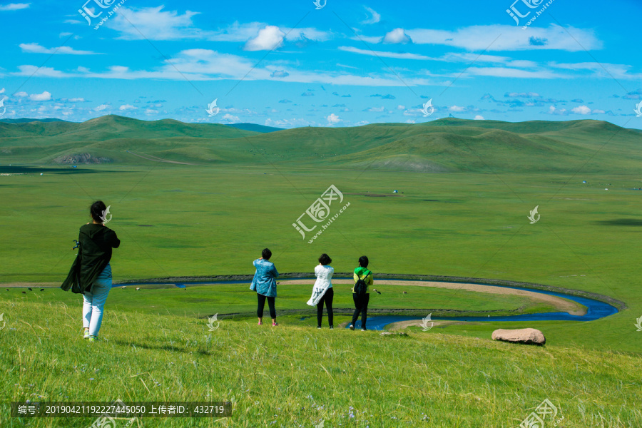 草原旅游女人背影