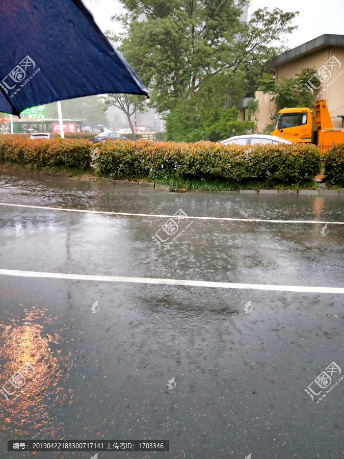 雨天等公交车