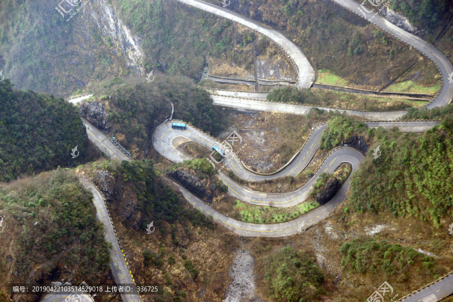 崎岖蜿蜒的盘山公路