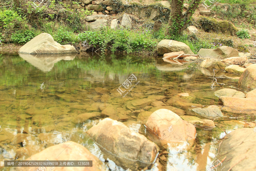 山涧溪水