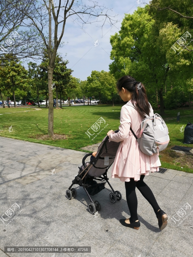 母亲婴儿推车