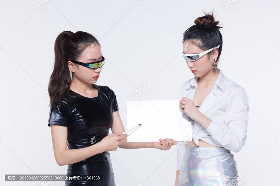 两个戴智能眼镜的女孩高清大图