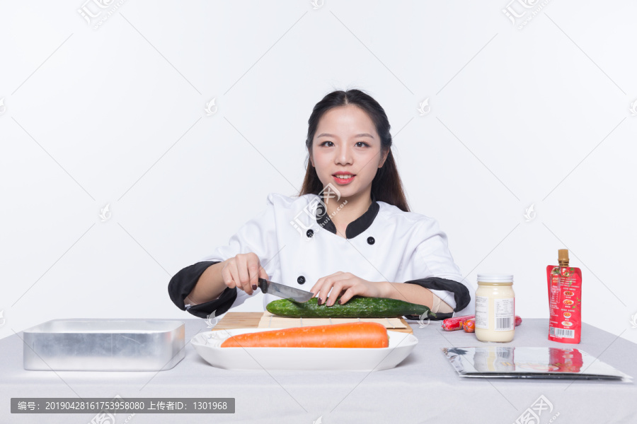 做寿司的女孩摄影图片