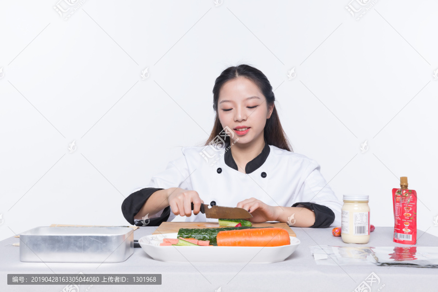 做寿司的女孩摄影图片