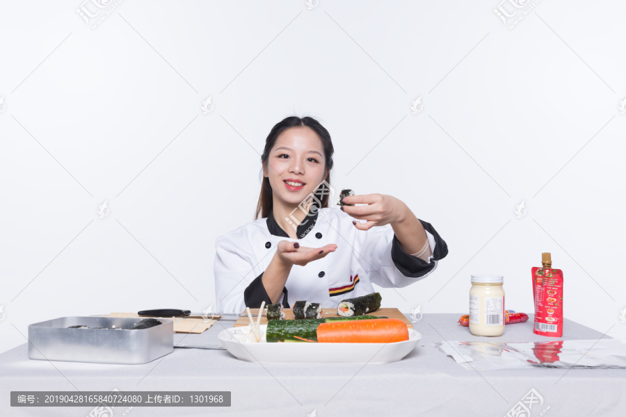 做寿司的女孩素材图片