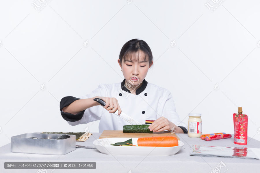 女孩制作寿司高清大图