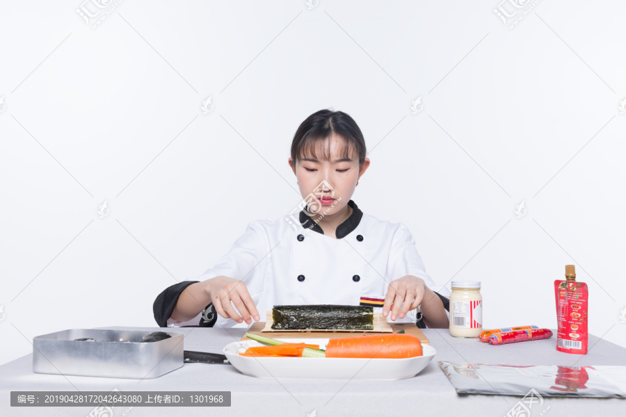 做寿司的女孩高清大图