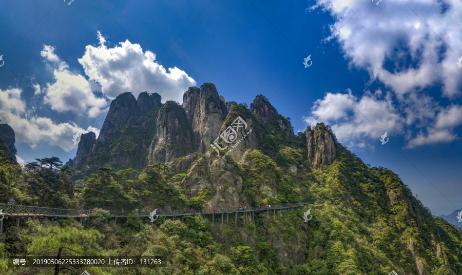 江西三清山群山叠嶂栈道全景