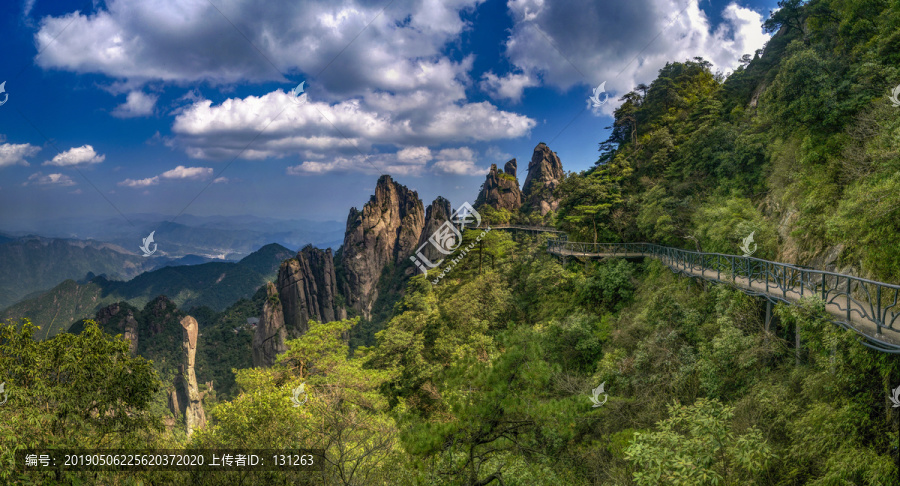 江西三清山群山栈道全景