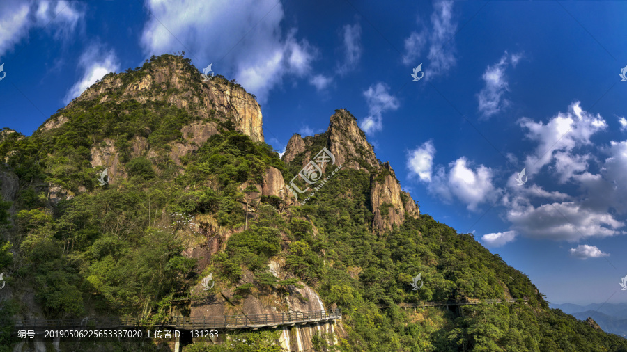 江西三清山山峦栈道全景