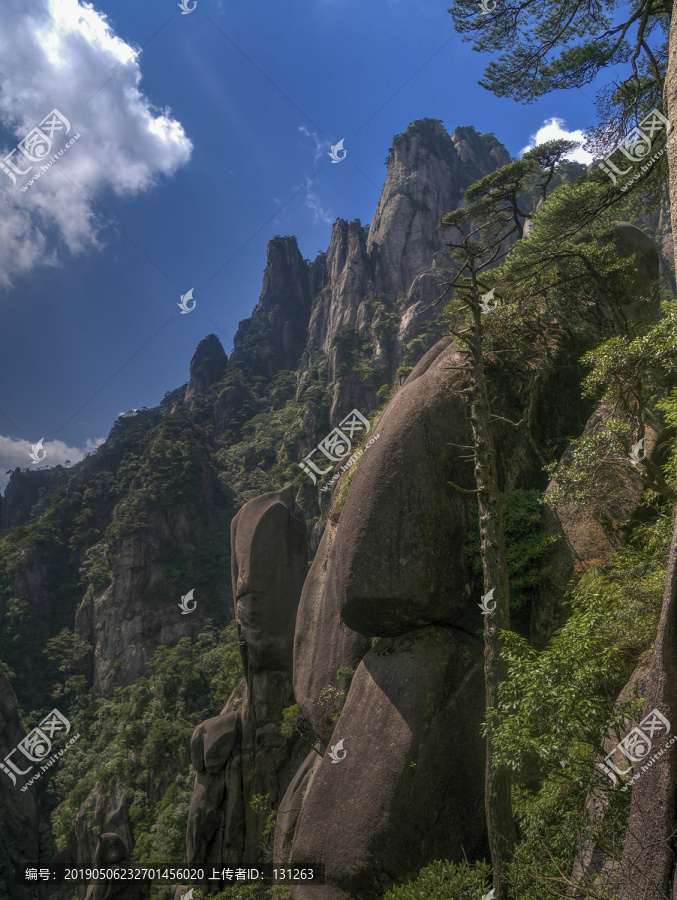 江西三清山峭壁岩石