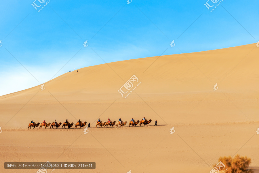 敦煌鸣沙山骑骆驼