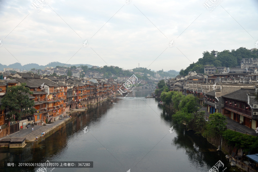 凤凰古城沱江两岸风景