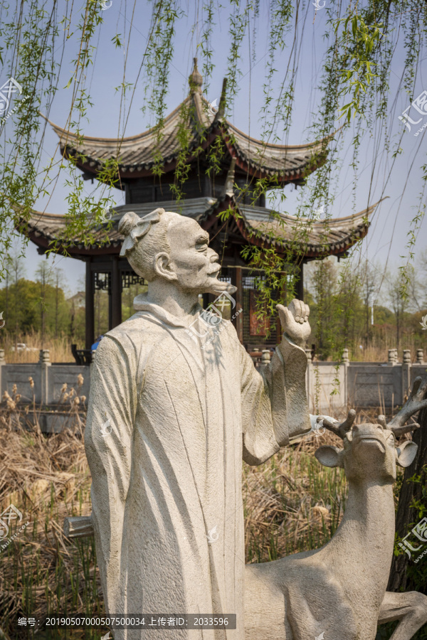 尚湖风景区姜太公石雕像与子牙亭