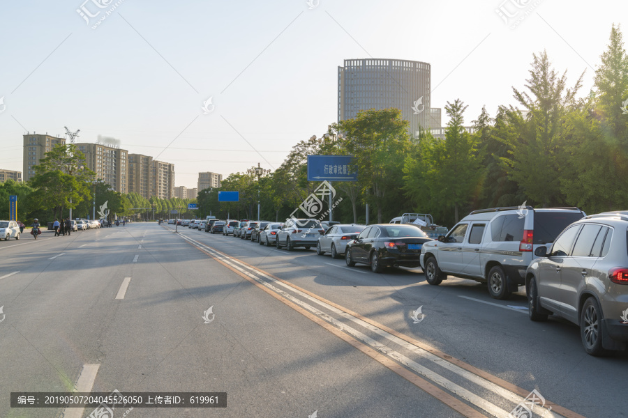 交通堵塞汽车拥挤的城市道路