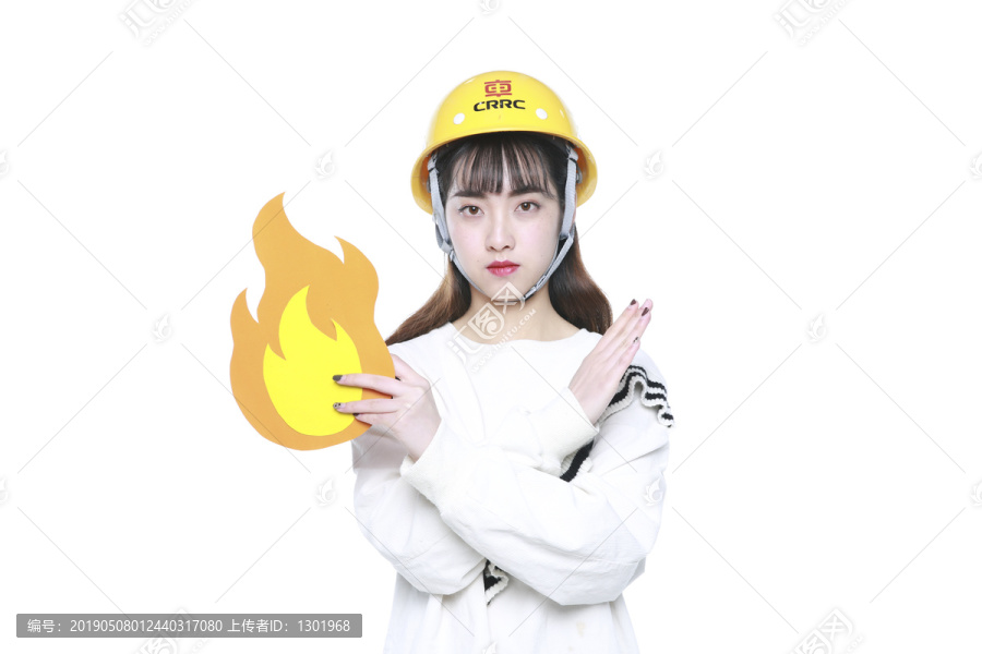 戴消防安全帽的女孩