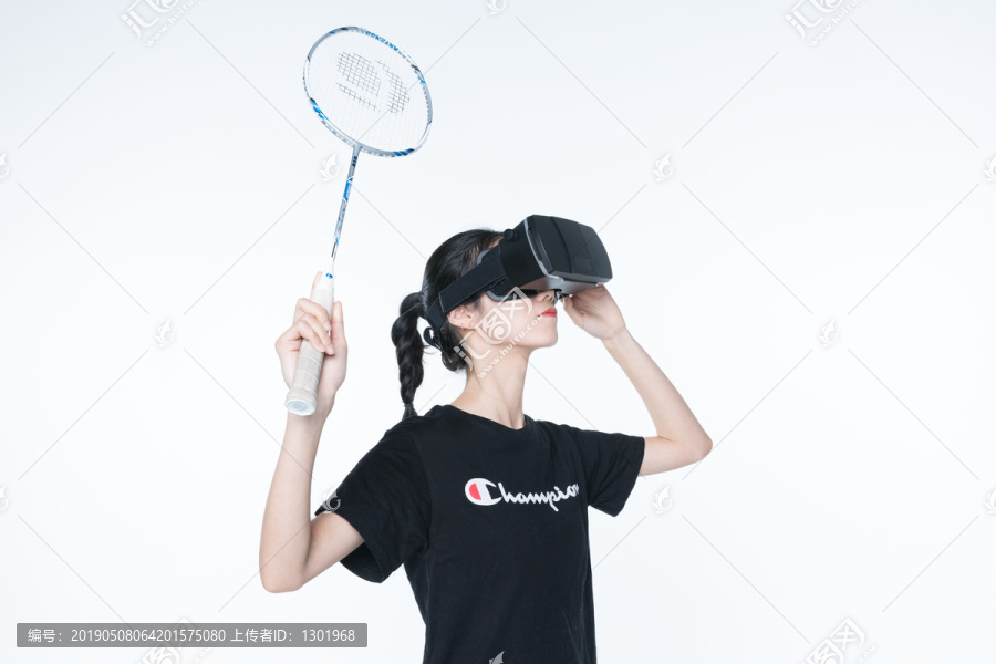 戴VR眼镜打羽毛球的女人