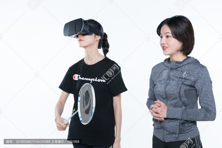 年轻女性体验VR眼镜设备