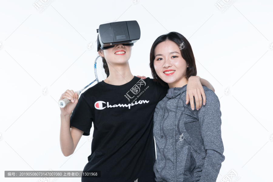 年轻女性体验VR眼镜设备