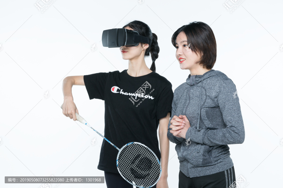 年轻女性体验VR眼镜设备