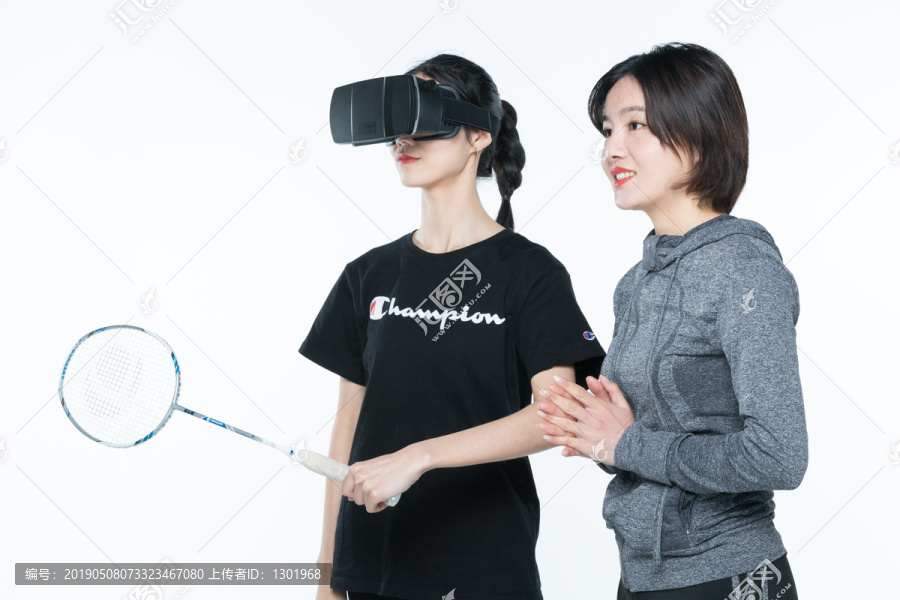 年轻女性体验VR眼镜设备