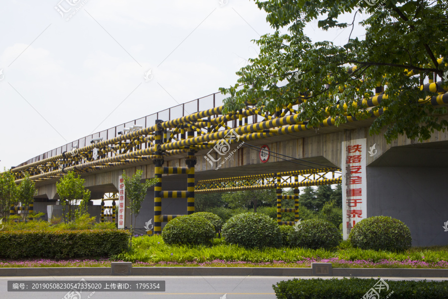 铁路桥限高架