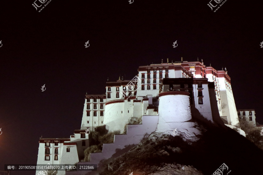 晚上的布达拉宫侧面建筑光影